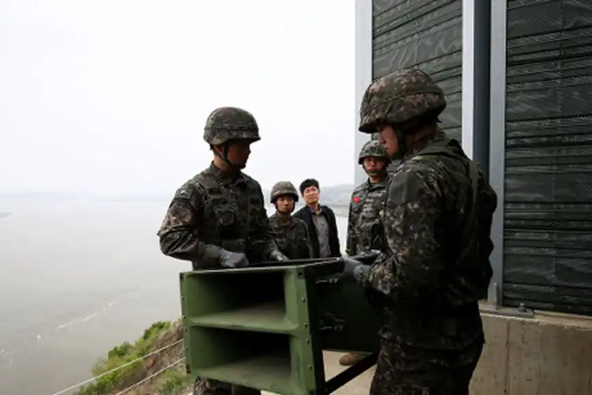 south-korean-soldiers-take-down-propaganda-loudspeaker