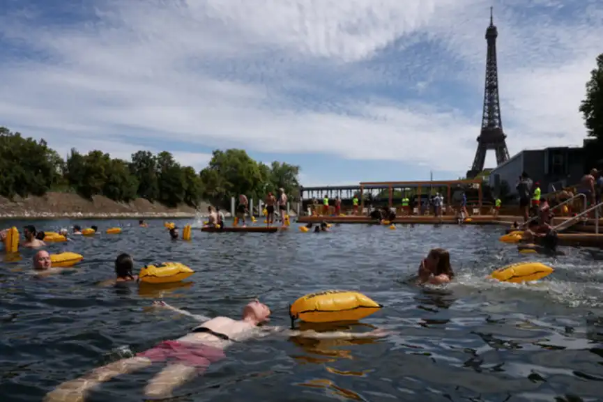 PARIS SEINE PUBLIC SWIMMING