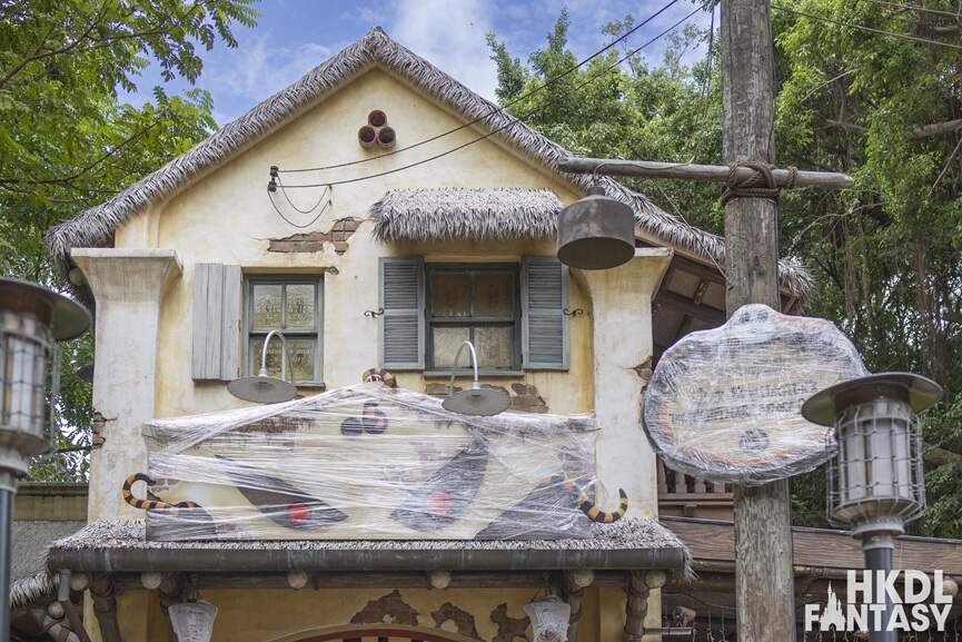 Various wind protection measures can be seen in Hong Kong Disneyland.
