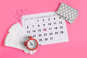 menstruation-calendar-with-pads-alarm-clock-hormonal-contraceptive-pills-female-s-menstrual-cycle-concept-pain-relievers-menstrual-pain