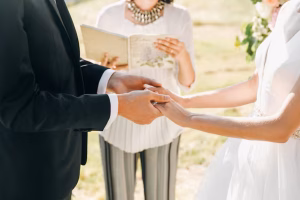 bride-groom-hold-their-hands-together-ceremony