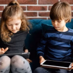 medium-shot-kids-with-devices