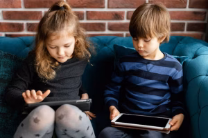 medium-shot-kids-with-devices