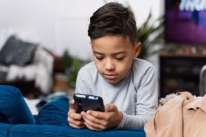 kid-playing-dirty-house